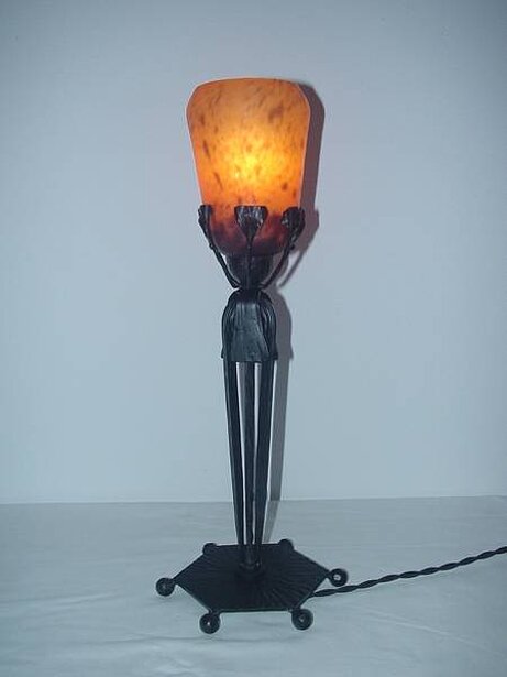 Nr. 25 Tischlampe gemarkt: Verrerie d`Art Cristalleries Daum Nancy, mit lothr. Kreuz, Nadelätzung