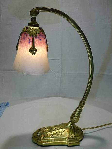 Nr. 8 Tischlampe Original Jugendstil-Lampe der Verreries Schneider gemarkt: SCHNEIDER mit Nadelätzung Epinay sur Seine, Rue de I`Yser
