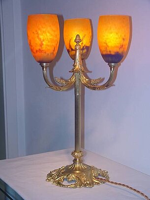 Nr. 6 Tischlampe gemarkt: Verrerie d`Art Cristalleries Daum Nancy, mit lothr. Kreuz, Blank geätzt