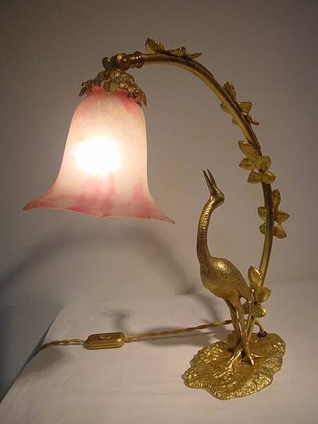 Nr. 5 Tischlampe gemarkt: Verrerie d`Art Cristalleries Daum Nancy, mit lothr. Kreuz, Nadelätzung