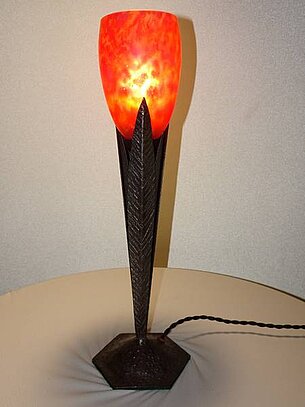 Nr. 24 Tischlampe gemarkt: Verrerie d`Art Cristalleries Daum Nancy, mit lothr. Kreuz, Nadelätzung
