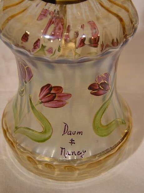 Nr. 7 Kleine Petroleum-Lampe gemarkt: Verrerie d`Art Cristalleries Daum Nancy, mit lothr. Kreuz, mit Farblot signiert