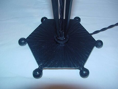 Nr. 25 Tischlampe gemarkt: Verrerie d`Art Cristalleries Daum Nancy, mit lothr. Kreuz, Nadelätzung