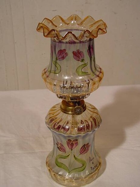 Nr. 7 Kleine Petroleum-Lampe gemarkt: Verrerie d`Art Cristalleries Daum Nancy, mit lothr. Kreuz, mit Farblot signiert