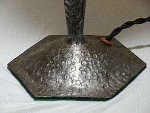 Nr. 24 Tischlampe gemarkt: Verrerie d`Art Cristalleries Daum Nancy, mit lothr. Kreuz, Nadelätzung