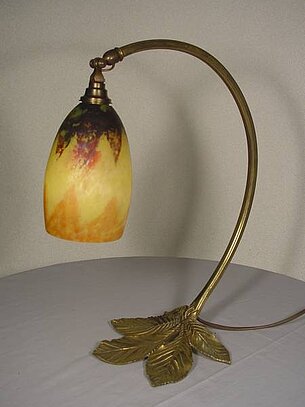 Nr. 10 Tischlampe gemarkt: Verrerie d`Art Cristalleries Daum Nancy, mit lothr. Kreuz, blank geätzt.